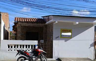 Imagem: A casa possui 3 Dormitórios, 1 Banheiro, 1 Vaga na garagem