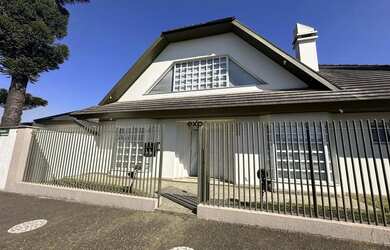 Imagem: A casa possui 3 Dormitórios, 5 Banheiros, 4 Vagas na garagem