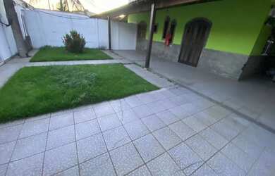 Imagem: A casa possui 2 Dormitórios, 1 Banheiro, 2 Vagas na garagem