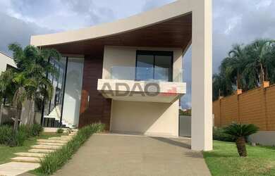 Imagem: A casa em condomínio possui 4 Dormitórios, 5 Banheiros, 3