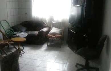 Imagem: A casa possui 3 Dormitórios, 2 Banheiros, 2 Vagas na garagem