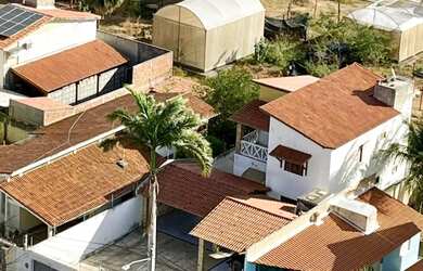 Imagem: A casa possui 4 Dormitórios, 4 Banheiros, 4 Vagas na garagem