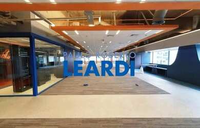 Imagem: O depósito possui 5 Vagas na garagem e 1602m² de Área e está