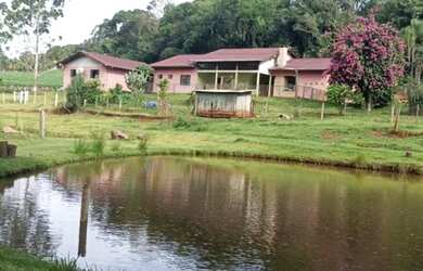 Imagem: A casa possui 3 Dormitórios, 2 Banheiros, 5 Vagas na garagem