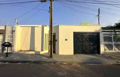 Imagem: A casa possui 3 Dormitórios, 3 Banheiros, 2 Vagas na garagem