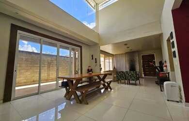 Imagem: A casa possui 5 Dormitórios, 4 Banheiros, 5 Vagas na garagem