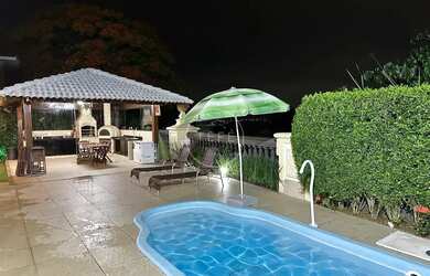 Imagem: A casa possui 5 Dormitórios, 5 Banheiros, 3 Vagas na garagem