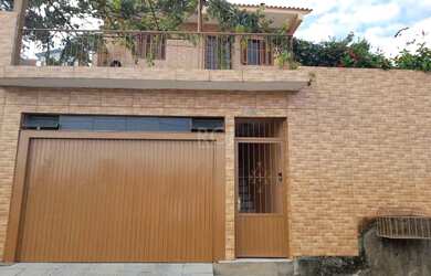 Imagem: A casa possui 3 Dormitórios, 3 Banheiros, 100m² de Área e