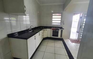 Imagem: A casa possui 3 Dormitórios, 3 Banheiros, 3 Vagas na garagem