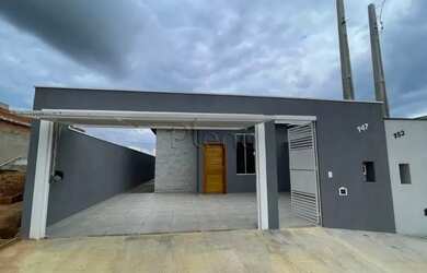 Imagem: A casa possui 3 Dormitórios, 2 Banheiros, 2 Vagas na garagem