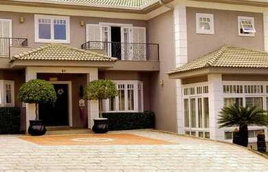 Imagem: A casa possui 5 Dormitórios, 5 Banheiros, 640m² de Área e