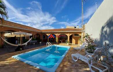 Imagem: A casa possui 4 Dormitórios, 4 Banheiros, 5 Vagas na garagem