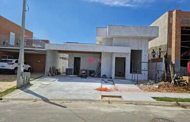 Imagem: A casa possui 3 Dormitórios, 2 Banheiros, 4 Vagas na garagem