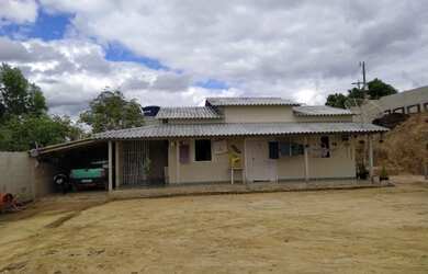 Imagem: A casa possui 3 Dormitórios, 2 Banheiros, 4 Vagas na garagem