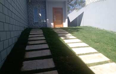 Imagem: A casa possui 3 Dormitórios, 2 Banheiros, 2 Vagas na garagem