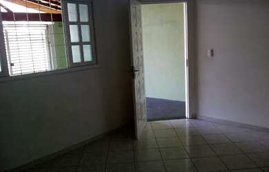 Imagem: A casa possui 3 Dormitórios, 1 Banheiro, 2 Vagas na garagem