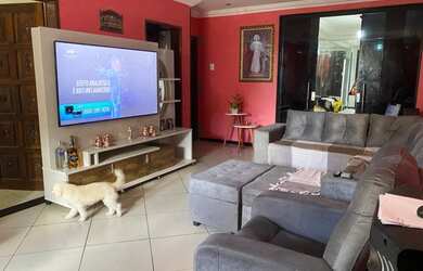 Imagem: A casa possui 3 Dormitórios, 2 Banheiros, 1 Vaga na garagem