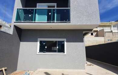 Imagem: A casa possui 3 Dormitórios, 1 Banheiro, 2 Vagas na garagem