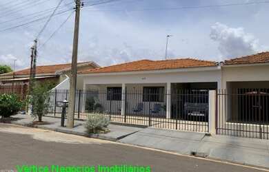 Imagem: A casa possui 3 Dormitórios, 4 Banheiros, 5 Vagas na garagem