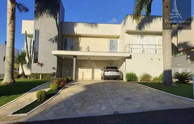 Imagem: A casa em condomínio e possui Dormitórios, Suítes, Banheiros