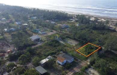 Imagem: O terreno possui 300m² de Área e está localizado em Balneário