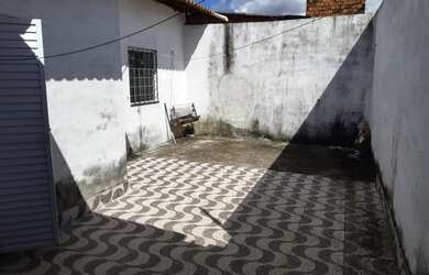 Imagem 4: Casa para aluguel e venda possui 70 metros quadrados em COHAB Anil I