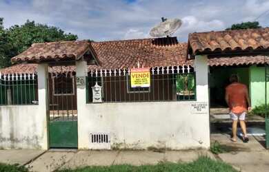 Imagem: A casa possui 4 Dormitórios, 3 Banheiros, 2 Vagas na garagem