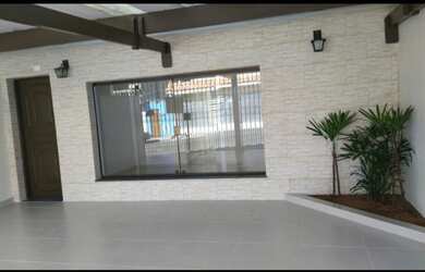 Imagem: A casa possui 3 Dormitórios, 3 Banheiros, 2 Vagas na garagem