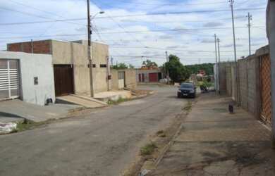 Imagem: A casa possui 2 Dormitórios, 1 Banheiro, 2 Vagas na garagem