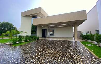 Imagem: A casa em condomínio possui 3 Dormitórios, 3 Banheiros, 230m²