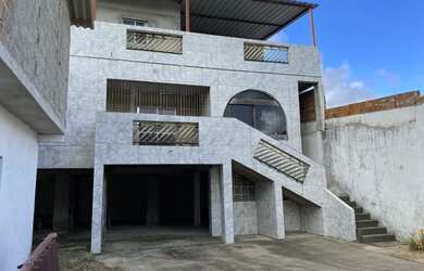 Imagem: A casa possui 5 Dormitórios, 5 Banheiros, 5 Vagas na garagem