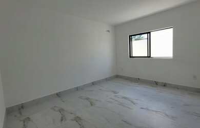 Imagem: A casa possui 3 Dormitórios, 2 Banheiros, 2 Vagas na garagem