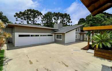 Imagem: A casa possui 3 Dormitórios, 4 Banheiros, 4 Vagas na garagem