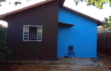 Imagem: A casa possui 2 Dormitórios, 1 Banheiro, 1 Vaga na garagem