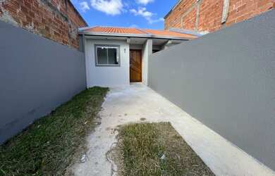 Imagem: A casa possui 2 Dormitórios, 1 Banheiro, 2 Vagas na garagem