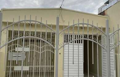 Imagem: A casa possui 3 Dormitórios, 2 Banheiros, 3 Vagas na garagem