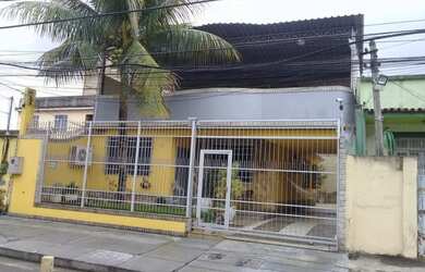 Imagem: A casa possui 3 Dormitórios, 3 Banheiros, 5 Vagas na garagem