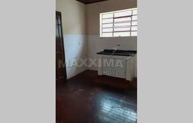 Imagem: A casa possui 1 Dormitório, 1 Banheiro, 1 Vaga na garagem