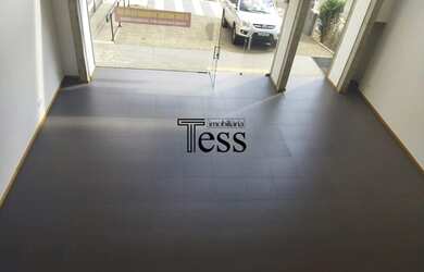 Imagem: O depósito possui 3 Vagas na garagem e 240m² de Área e está