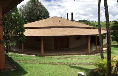 Imagem: A casa possui 3 Dormitórios, 3 Banheiros, 4 Vagas na garagem