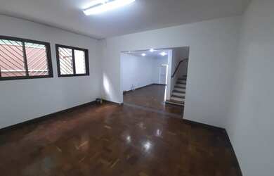 Imagem: O depósito possui 4 Vagas na garagem e 250m² de Área e está