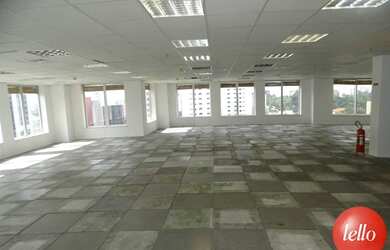 Imagem: O depósito possui 4 Vagas na garagem e 914m² de Área e está