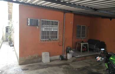 Imagem: A casa possui 2 Dormitórios, 2 Banheiros, 2 Vagas na garagem