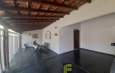 Imagem: A casa possui 3 Dormitórios, 1 Banheiro, 2 Vagas na garagem