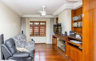 Imagem: A casa possui 3 Dormitórios, 5 Banheiros, 4 Vagas na garagem