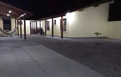 Imagem: A casa possui 2 Dormitórios, 2 Banheiros, 1 Vaga na garagem