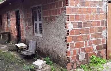 Imagem: A casa possui 2 Dormitórios, 2 Banheiros, 2 Vagas na garagem