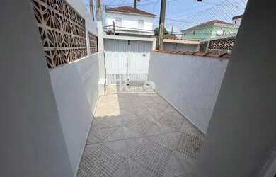 Imagem: A casa possui 3 Dormitórios, 2 Banheiros, 1 Vaga na garagem