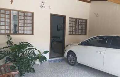 Imagem: A casa possui 2 Dormitórios, 1 Banheiro, 2 Vagas na garagem