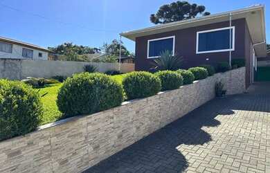 Imagem: A casa possui 4 Dormitórios, 4 Banheiros, 5 Vagas na garagem